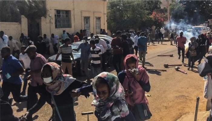 السودان.. الشرطة تفرق مئات المتظاهرين بمحيط القصر الرئاسي
