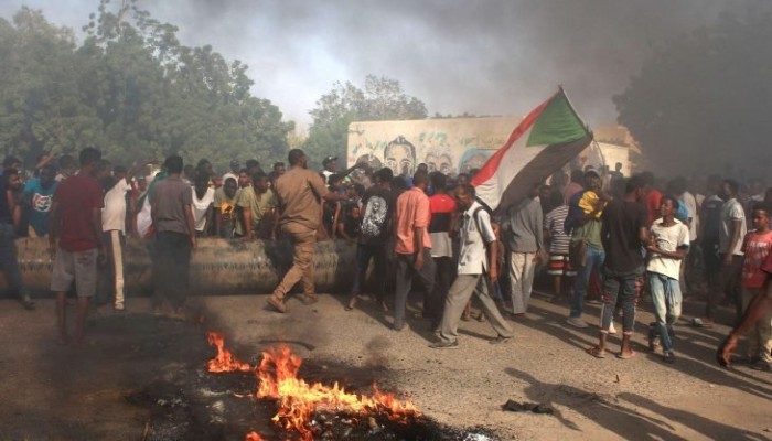 ليبراسيون: الشعب السوداني يواجه جيشه المدعوم من القاهرة وأبوظبي والرياض