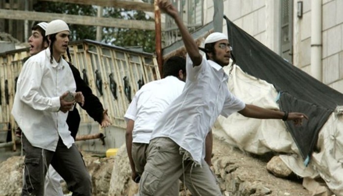 مستوطنون يقيمون صلوات تلمودية في بئر حرم الرامة بالخليل