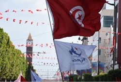 تونس.. موالون لقيس سعيد يهاجمون  قياديا بحركة النهضة بمواد حارقة