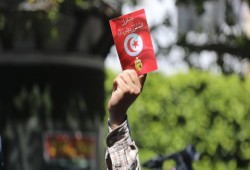 تونس.. تنديد بمحاكمة المدنيين أمام المحاكم العسكرية لمخالفتها الدستور