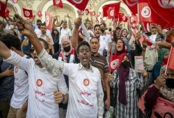 تونس.. احتجاجات على انقلاب سعيد قرب البرلمان
