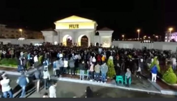 مع تصاعد إصابات كورونا.. نشطاء يبدون قلقا من زحام حفل بدمياط