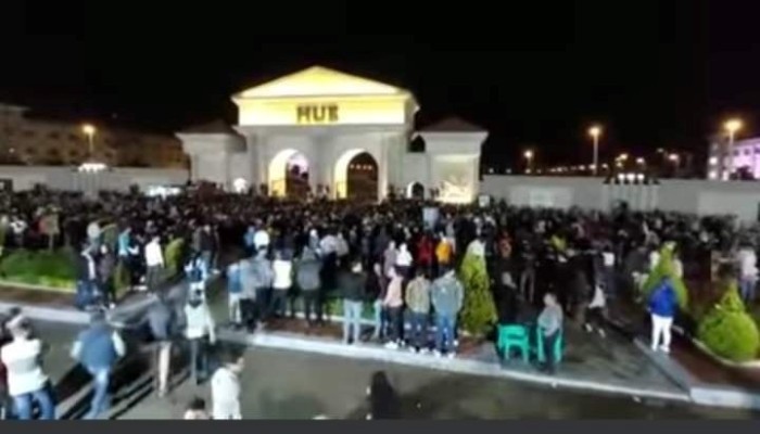 مع تصاعد إصابات كورونا.. نشطاء يبدون قلقا من زحام حفل بدمياط