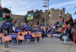 ليبيا.. مظاهرات ضد ترشيح حفتر وسيف القذافي للانتخابات الرئاسية