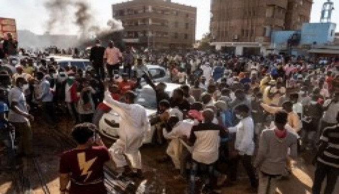 السودان.. قوى التغيير تنفي لقاء حمدوك.. وترفض التفاوض مع الانقلاب