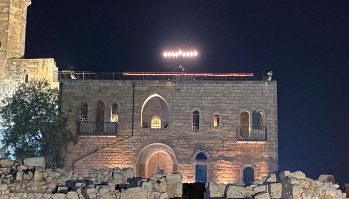 صهاينة ينصبون شمعدانا على سطح مسجد شمال غرب القدس
