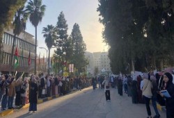الأردن.. الطلاب يواصلون رفضهم للتطبيع بسلسلة بشرية