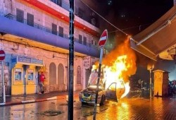 شبان يحرقون سيارة مستوطنين صهاينة في رام الله