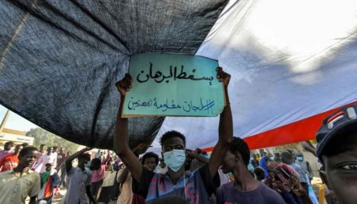 الجارديان: نعم.. ما حدث في السودان انقلاب والوضع لم يحسم بعد