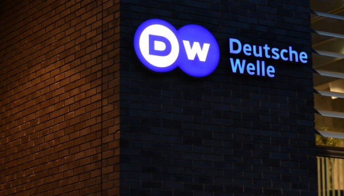 دويتشه فيله تعاقب 4 صحفيين بالقسم العربي انتقدوا الكيان الصهيوني