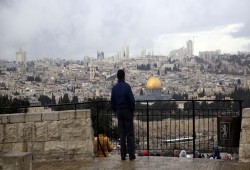 بلدية الاحتلال تضع رسومات تلمودية على سور القدس