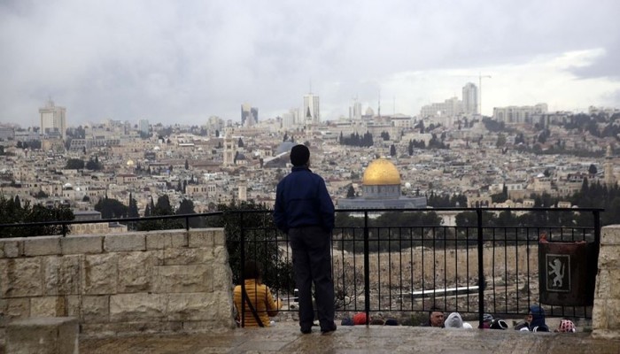 بلدية الاحتلال تضع رسومات تلمودية على سور القدس