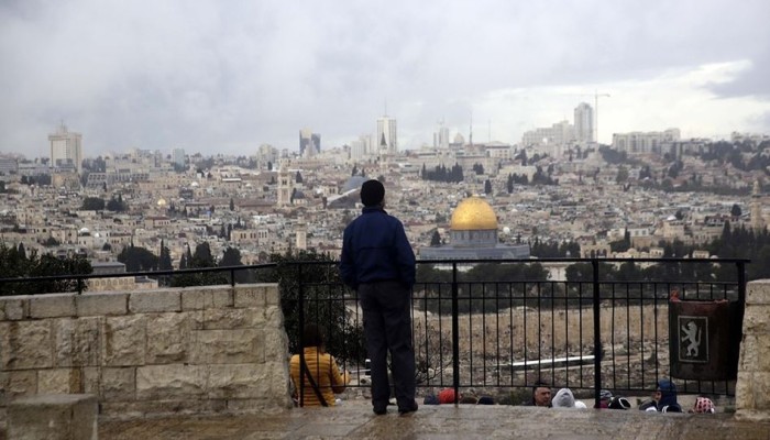 بلدية الاحتلال تضع رسومات تلمودية على سور القدس