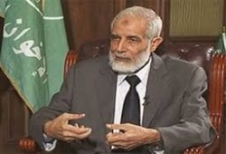 د. محمود عزت يتعرض للتعذيب وانتهاكات حقوقه بمحبسه