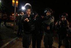 القدس المحتلة.. شرطة الصهاينة تعتدي على محتجين بحي الشيخ جراح