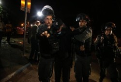 القدس المحتلة.. شرطة الصهاينة تعتدي على محتجين بحي الشيخ جراح