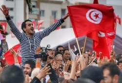 انقلاب تونس يحظر التجول وسط إصرار على مظاهرات في يوم الثورة
