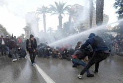 تونس.. مظاهرات ضد الانقلاب وقمع واعتقالات في ذكرى الثورة