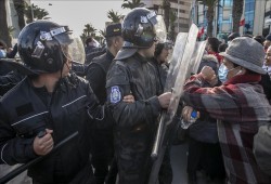تونس.. البرلمان المجمد يندد باعتداءات الأمن على المتظاهرين