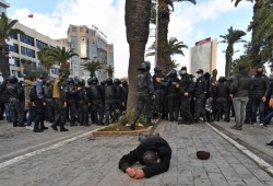 تونس.. النهضة تطالب بالإفراج عن بقية موقوفي ذكرى الثورة