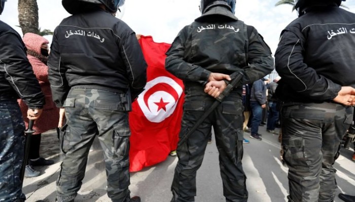 لوفيجارو: نظام قيس سعيد يأخذ منعطفا أمنيا قمعيا