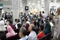 تكدس في البنوك.. مواطنون يسحبون أموالهم خوفاً من تعويم مرتقب للجنيه