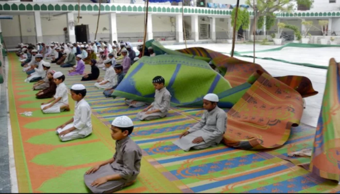 الهند.. متطرفون هندوس يقتحمون فصلا دراسيا أثناء أداء طلاب للصلاة