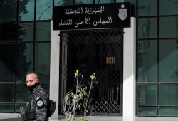 انقلاب تونس.. إغلاق مقر المجلس الأعلى للقضاء بالسلاسل