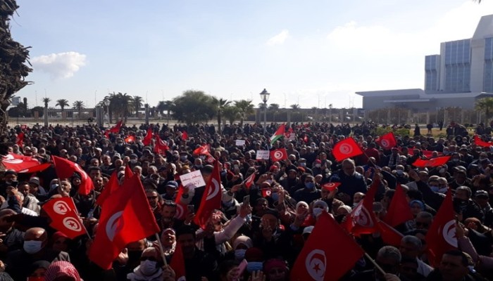 تونس.. الآلاف يتظاهرون ضد حل سعيّد لمجلس القضاء