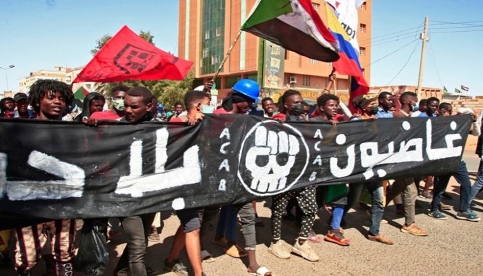 مظاهرات حاشدة في السودان.. وإغلاق للطرق واعتقالات
