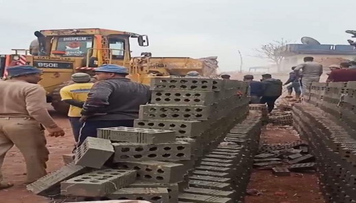 الحزن يسود ميت غمر بالدقهلية بعد استشهاد وإصابة عدد من أبنائها بمصنع طوب