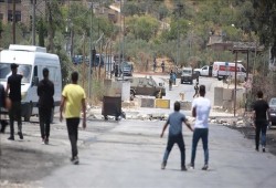 جيش الاحتلال يُفرّق فلسطينيين احتجوا على إغلاق مستوطنين مدخل بلدتهم
