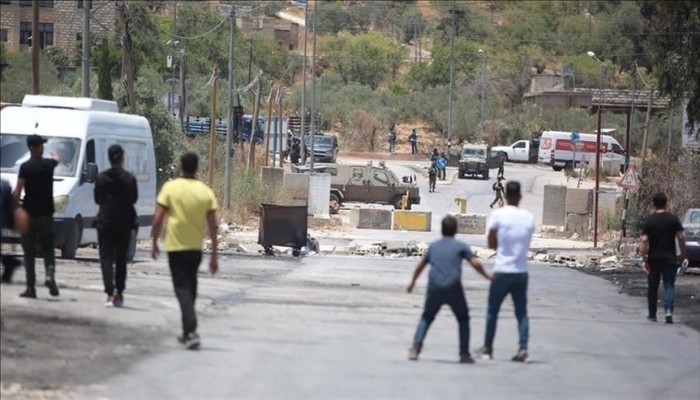 جيش الاحتلال يُفرّق فلسطينيين احتجوا على إغلاق مستوطنين مدخل بلدتهم