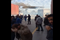 الأمن يفرق اعتصامًا لعمال يونيفرسال غضبا على انتحار أحد زملائهم