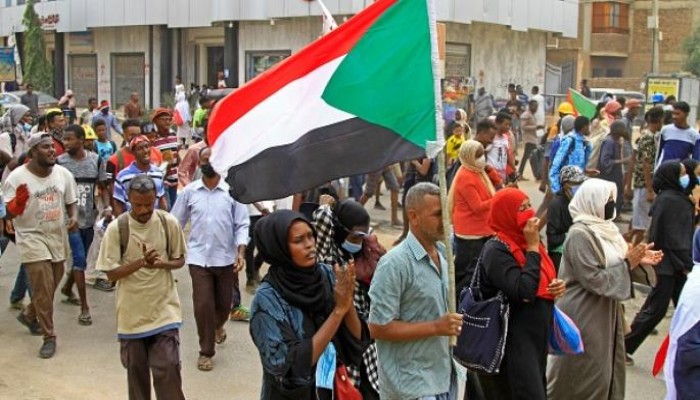 كبار السن السودانيون يصنعون الحدث في موكب ضد الانقلاب