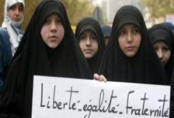 فرنسا.. محكمة تحظر الحجاب على المحاميات المسلمات