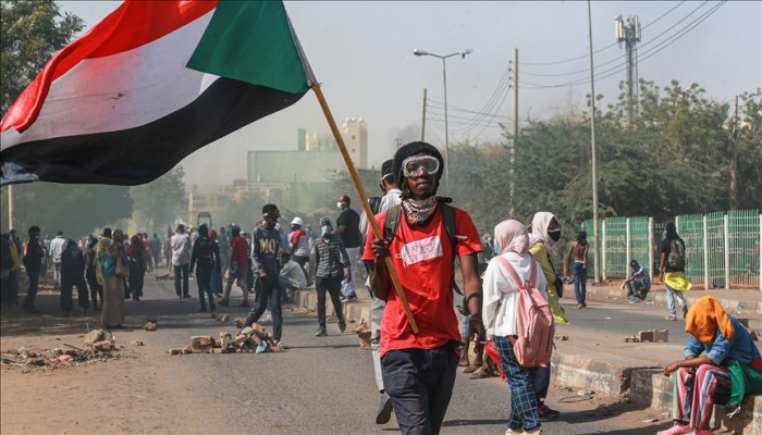 السودان.. متظاهرون يغلقون شوارع رئيسة بالخرطوم للمطالبة بحكم مدني