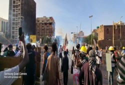 السودان.. قتيل بعد دعس مدرعات الشرطة مئات المتظاهرين