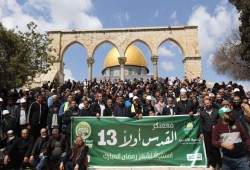 آلاف الفلسطينيين يجهزون المسجد الأقصى لاستقبال شهر رمضان