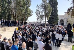 35 ألفا يؤدون الجمعة في رحاب المسجد الأقصى