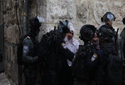الاحتلال يعتقل 10 مواطنين بينهم فتاة في الضفة والقدس
