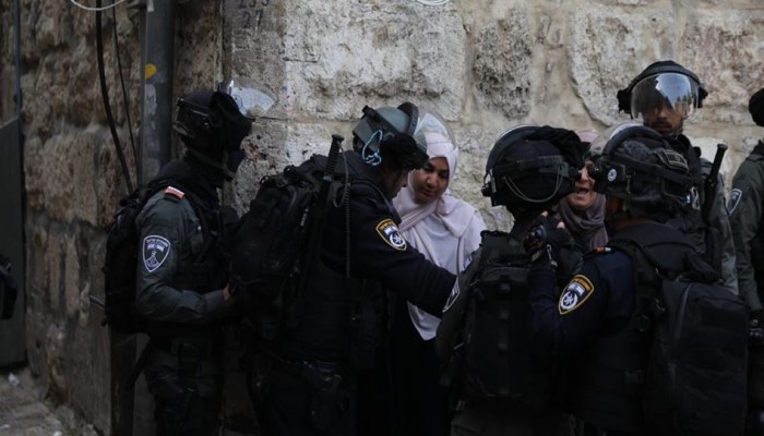 الاحتلال يعتقل 10 مواطنين بينهم فتاة في الضفة والقدس