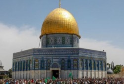 آلاف الفلسطينيين يشدون الرحال إلى الأقصى