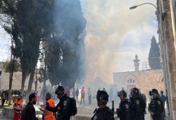 31 إصابة باعتداء الاحتلال على المصلين والمعتكفين في الأقصى