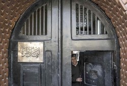 إيكونوميست: اقتصاد مصر في انهيار بسبب الديون وهيمنة الجيش وخنق القطاع الخاص