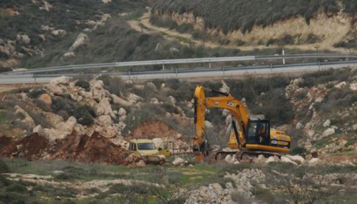 مستوطنون يعتدون على مواطنين بنابلس ويجرفون أراضي في الأغوار