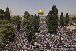 160 ألفًا يؤدون الجمعة الأخيرة لشهر رمضان في الأقصى
