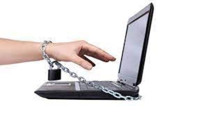 زوجي دائم الدخول على الإنترنت.. ماذا أفعل؟