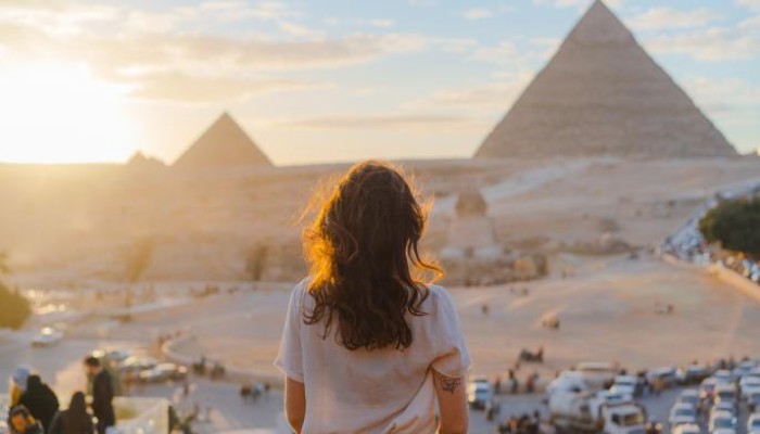 اعتقال مرشدين سياحيين بتهمة نشر فيديو التحرش بالسائحات!